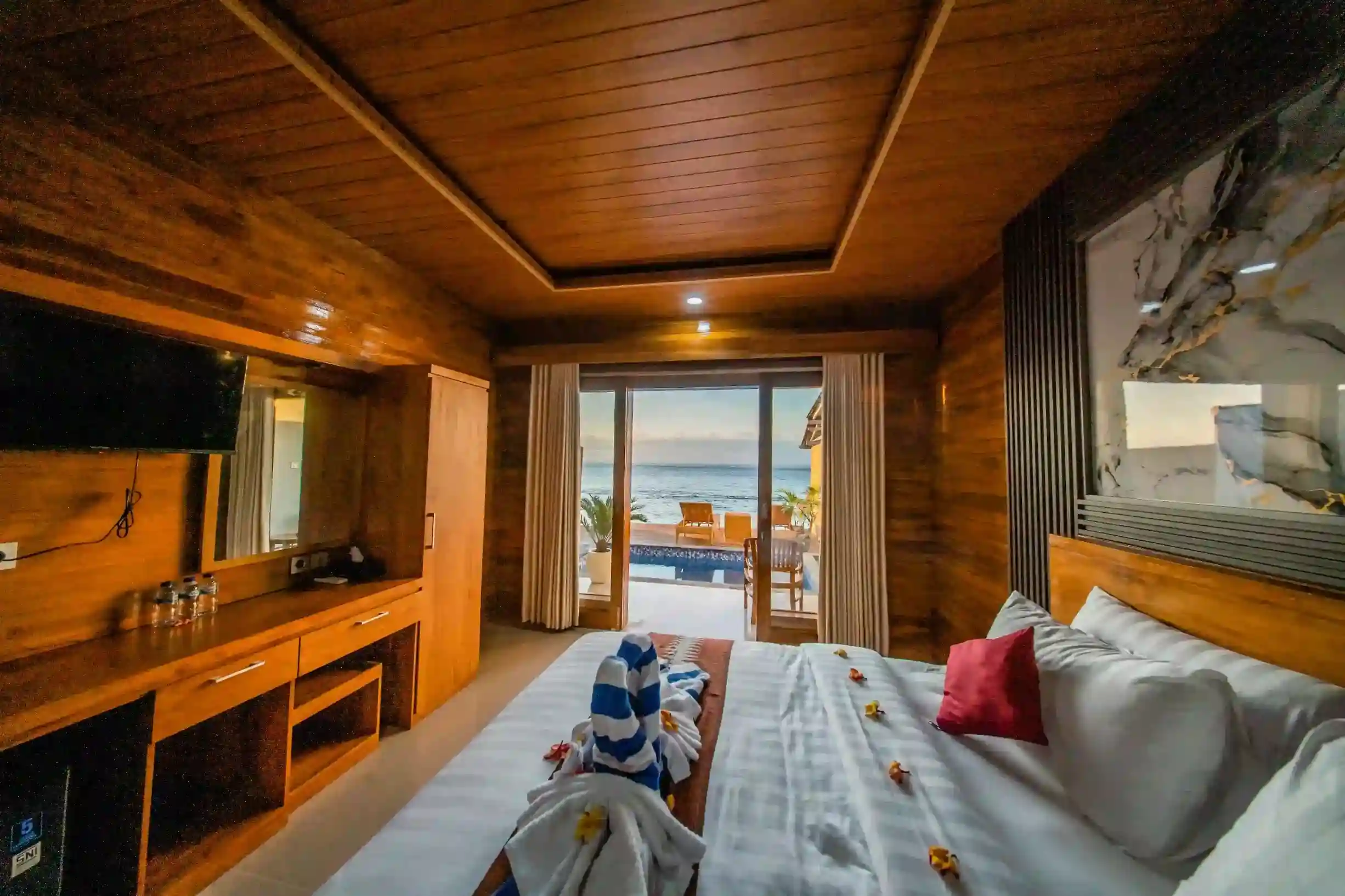 Family Beachfront Villa with spacious living area and plunge pool at Sunrise Cottage Penida